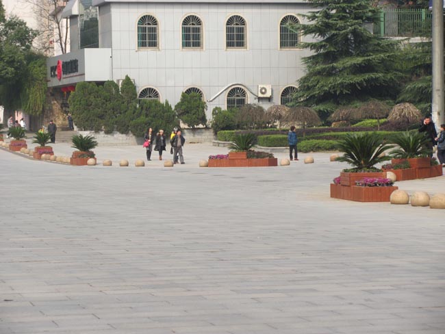中国南车集团厂区正门道路花箱,湖南室外健身器材,湖南室外休闲椅,湖南儿童滑梯,湖南运动场地,长沙人造草皮,长沙室内外运动地板,长沙球场围栏,长沙室外健身器材,长沙室外休闲椅,长沙儿童滑梯,长沙运动场地,长沙多威体育用品有限公司
