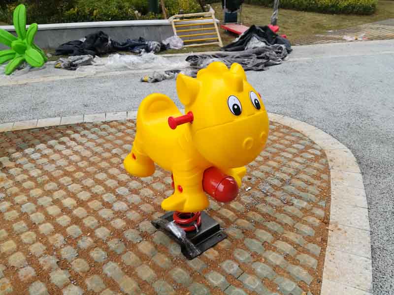 儿童摇马安装实拍,湖南室外健身器材,湖南室外休闲椅,湖南儿童滑梯,湖南运动场地,长沙人造草皮,长沙室内外运动地板,长沙球场围栏,长沙室外健身器材,长沙室外休闲椅,长沙儿童滑梯,长沙运动场地,长沙多威体育用品有限公司
